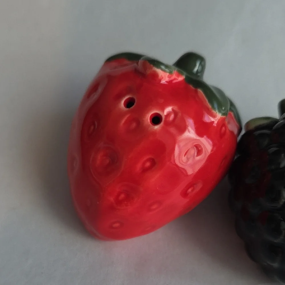 Strawberry & Blackberry Mini Salt and Pepper Shaker Set NWOT